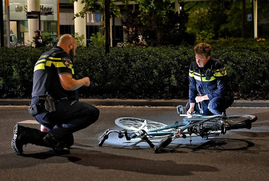 Politie doet een onderzoek op een ongeluk