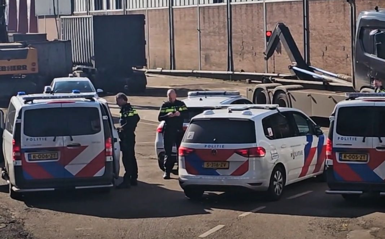 Politie op een bedrijven terrein