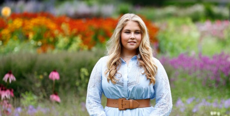 Prinses Amalia in een bloemenveld