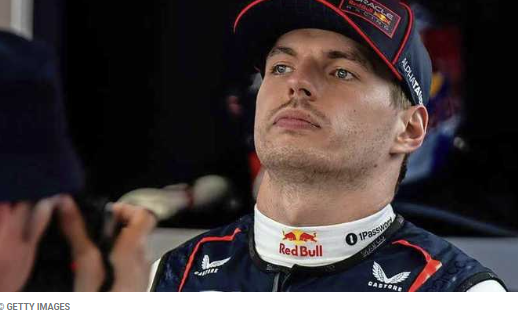 Verstappen onder vuur: ‘Mario Kart’-actie kost hem bijna raceban na botsing met Russell