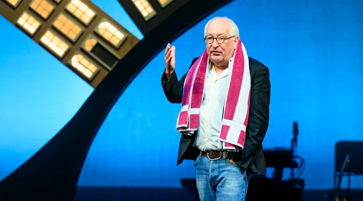 Youp van ’t Hek ontploft: ‘Één fles wijn als afscheid? F*ck you!’