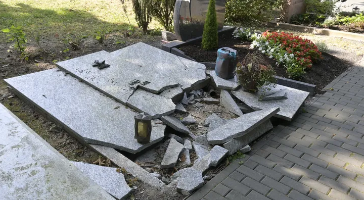 Mohamed B. (22) schendt 117 graven, rooft herinneringen van doden en wil zich aansluiten bij IS