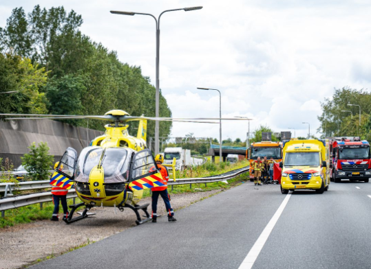 Vrachtwagenchauffeur doodgereden op A15 – jonge vrouw (27) reed vol in op stilstaand slachtoffer!
