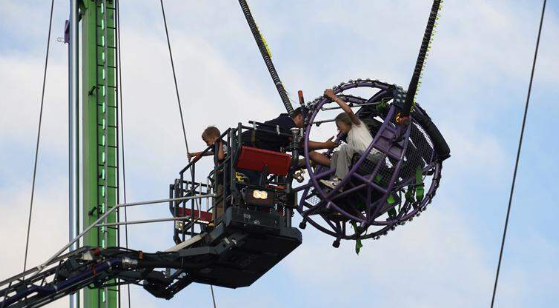 PANIEK OP DE KERMIS: Kinderen vast op 25 meter hoogte in katapult-attractie