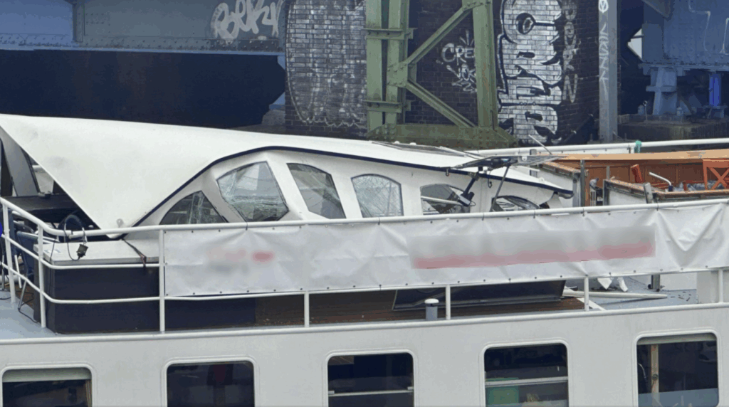 Boot vaart onder te lage brug bij Amsterdam CS en sloopt kajuit
