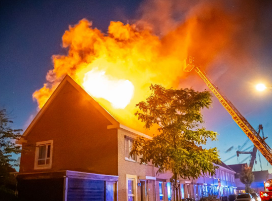 Zonnepanelen in Brand op Dak van Meerdere Woningen in Rotterdam-Heijplaat
