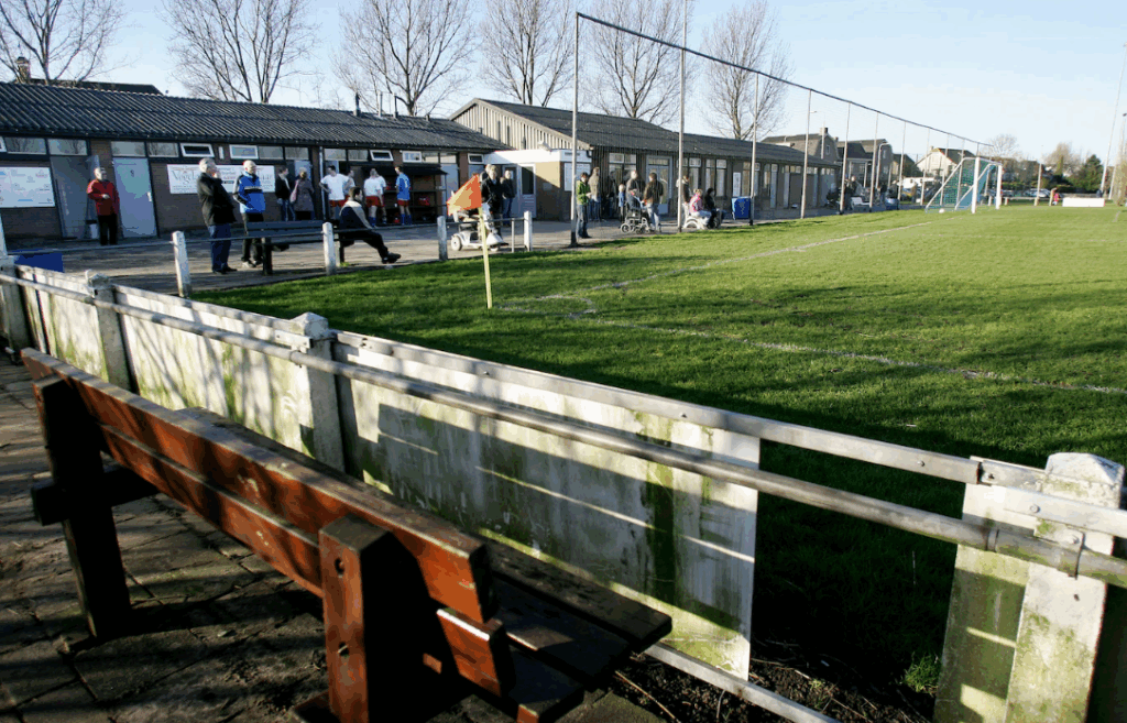Horror op het voetbalveld. Volwassen man slaat jeugdvoetballer neer