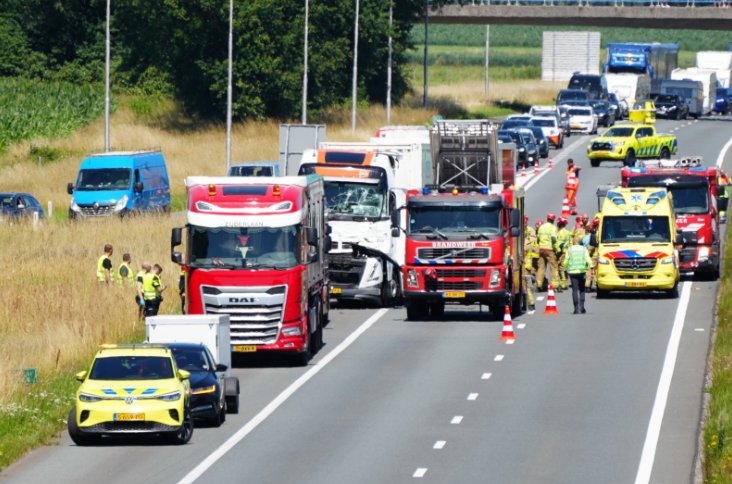 Snelweg A50 bij Apeldoorn uren afgesloten na kettingbotsing met drie vrachtwagens