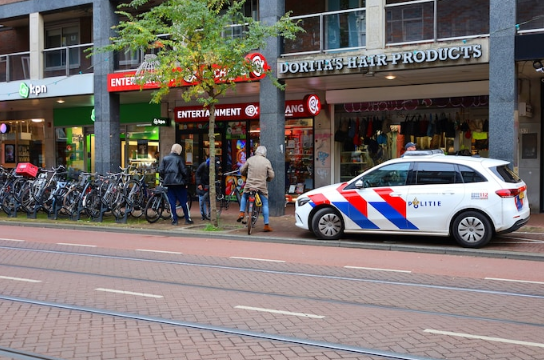 Vrouw op klaarlichte dag ontvoerd uit winkel in Amsterdam-West – Grote spoedactie