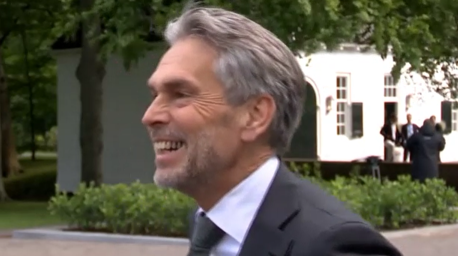 Schoof lacht in een interview
