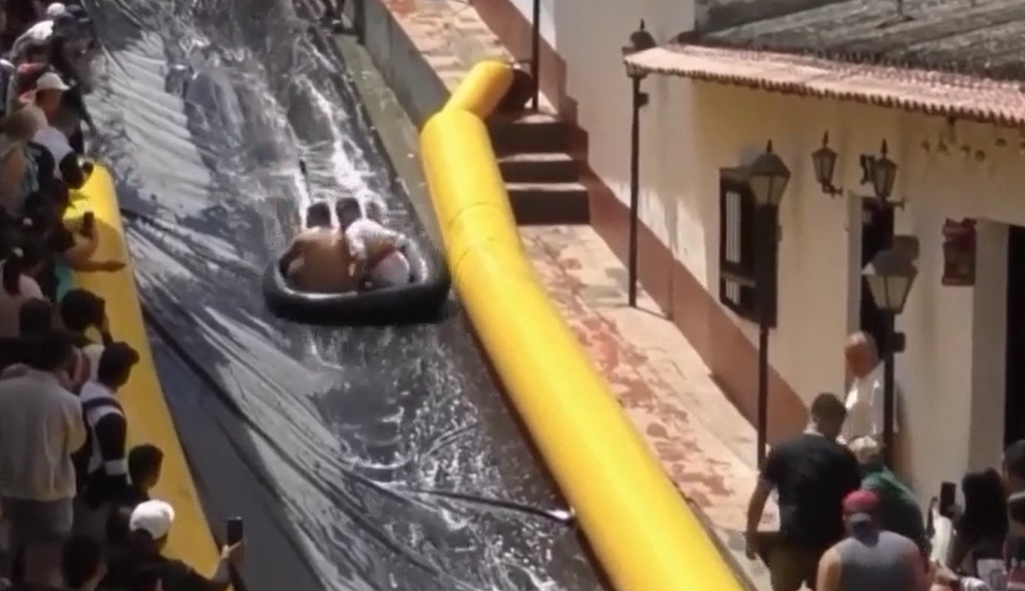 Colombiaanse straat omgetoverd tot waterglijbaan