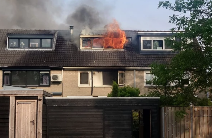 Brand verwoest tussenwoning, ook aangrenzende huizen beschadigd