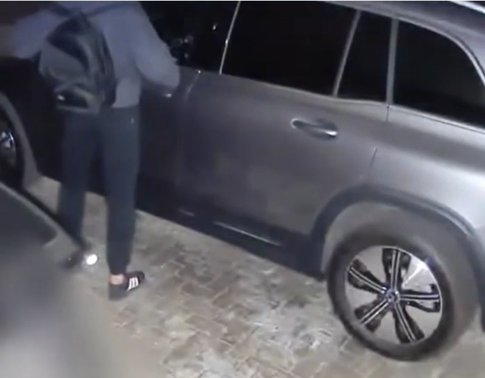Auto dief op beeld