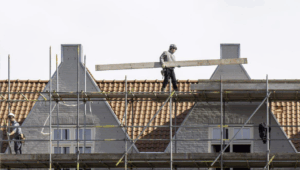 Bouwvakker werkt aan huizen
