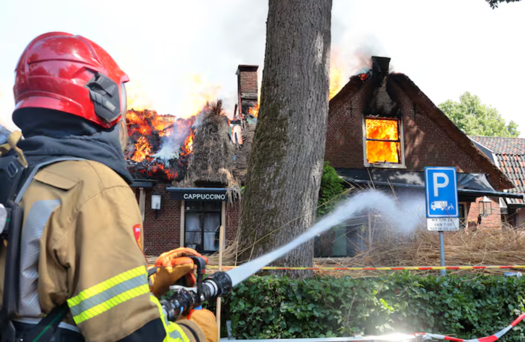 Brandweerman blust een huis