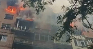 huizen staan in brand door drone aanval Rusland