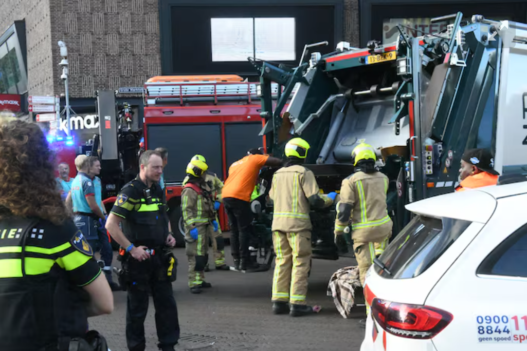 Hulpdiensten bij een vuilniswagen