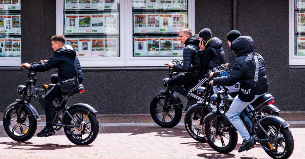 groep jongens op fatbikes