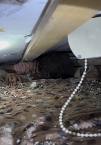 VIDEO: Jongen (5), babybroertje en moeder levend gered onder puin na Israëlische aanval in Gaza-Stad