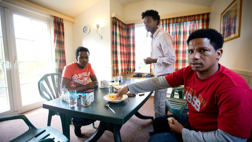 migranten zijn aan het eten