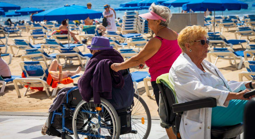 Oudere mensen op het strand in Spanje