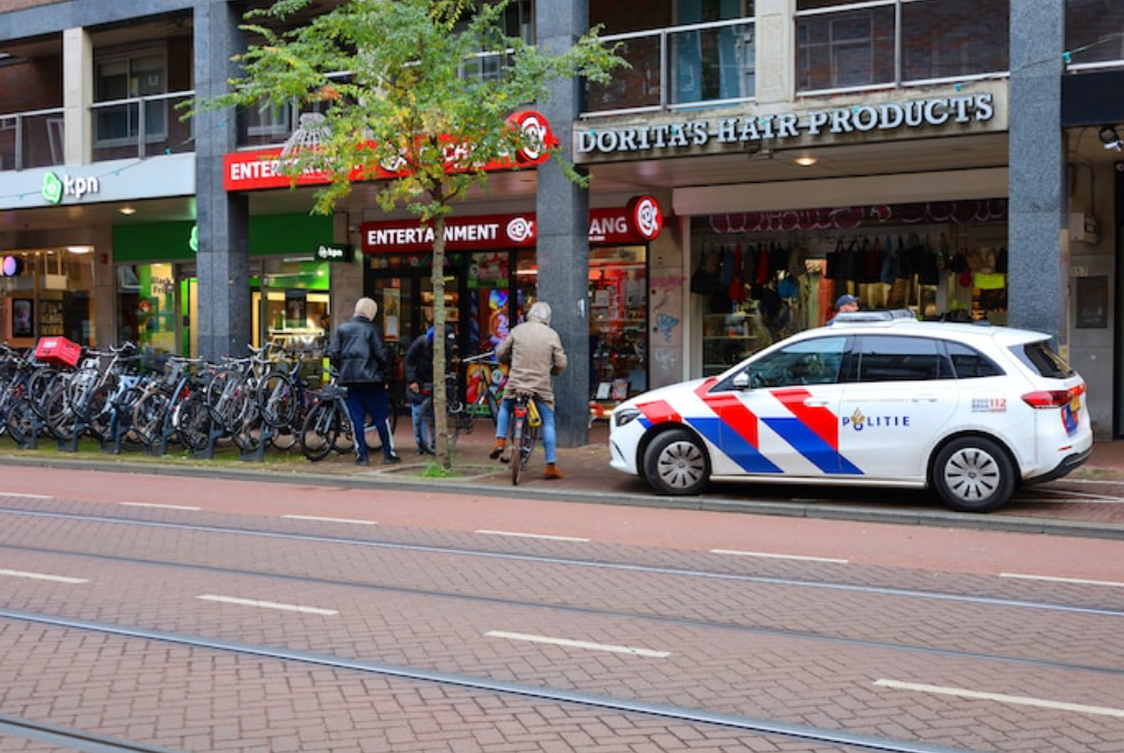 Politie in een winkelstraat