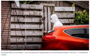 Politie doet onderzoek bij een poortdeur