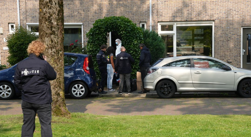 Politie doet een onderzoek in de woonwijk in Bunschoten