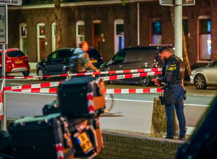 Politie man op straat die is afgezegd