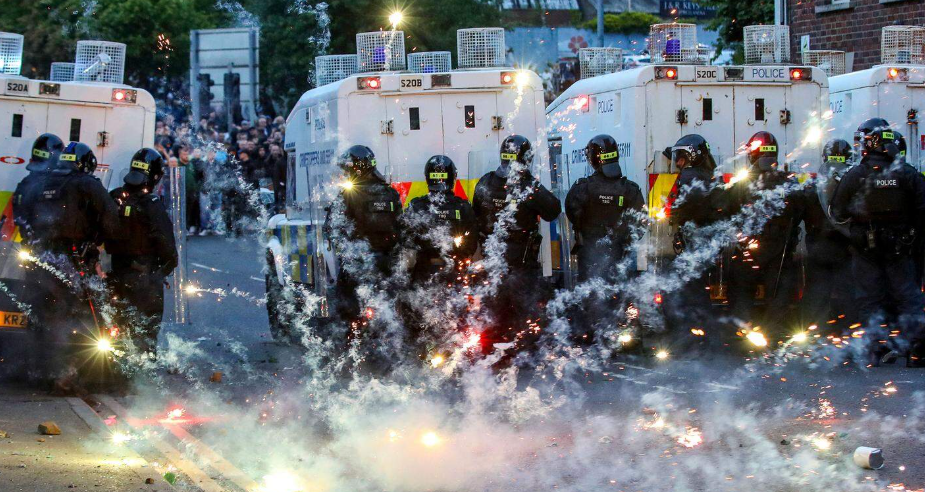 Politie rellen Ierland