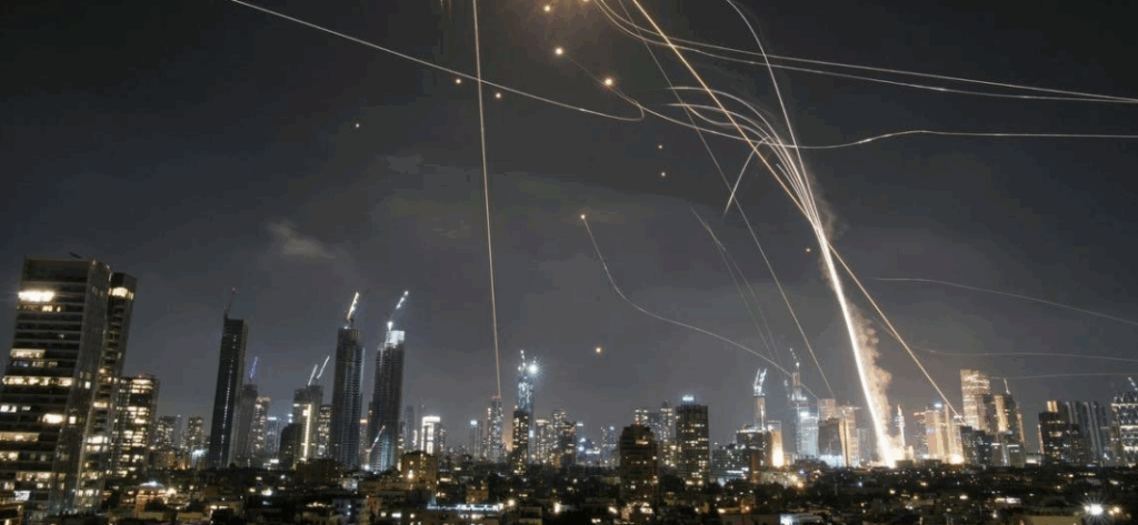 Raket aanval Iran op Tel Aviv