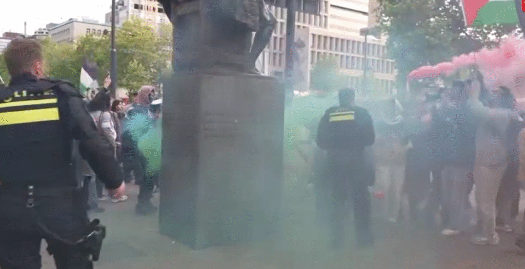 “VIDEO: Chaos op Coolsingel – ME grijpt hard in bij pro-Palestinademonstratie, tientallen opgepakt”