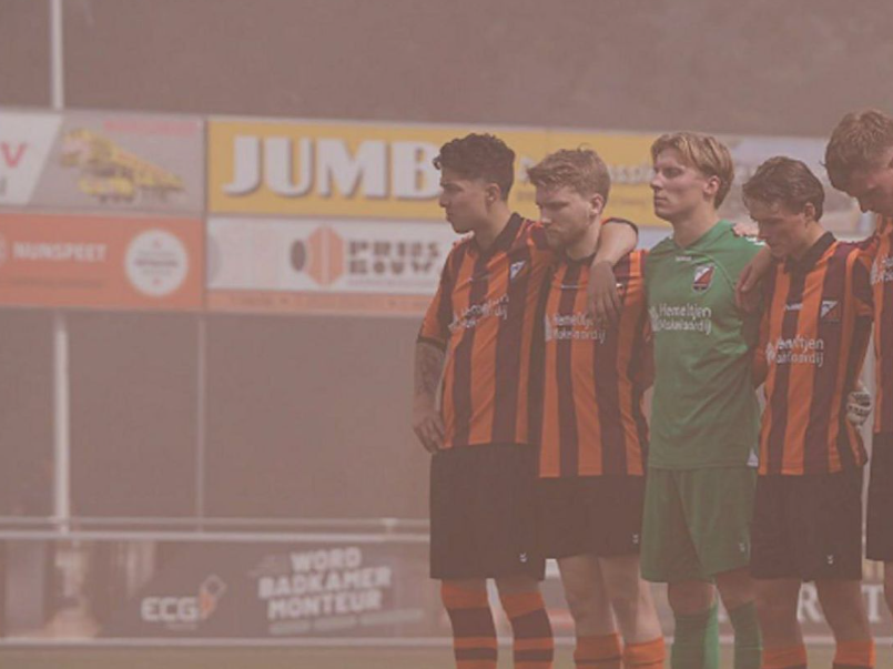 Rouwende voetbalspelers op het veld