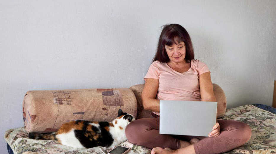 Vrouw zit op haar laptop