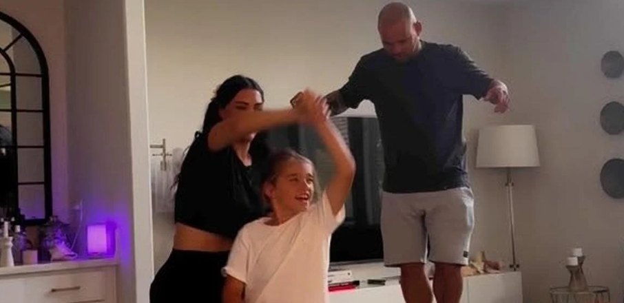 Wesley danst met ex vrouw en zoon