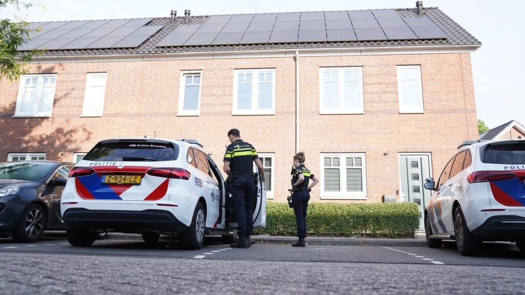Politie bij een woning