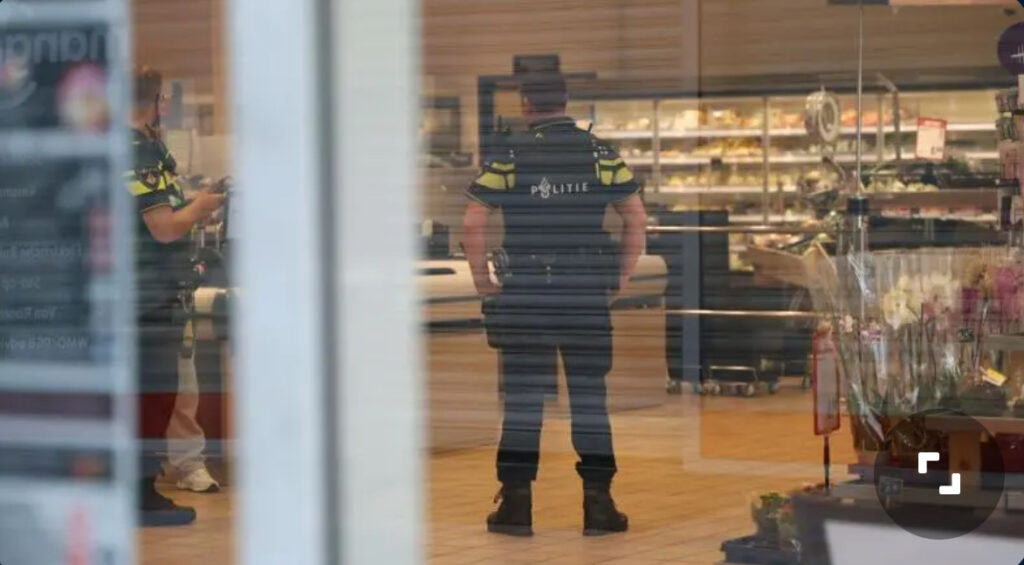 Gewapende overval op supermarkt: personeel bedreigd en kassalade leeggeroofd