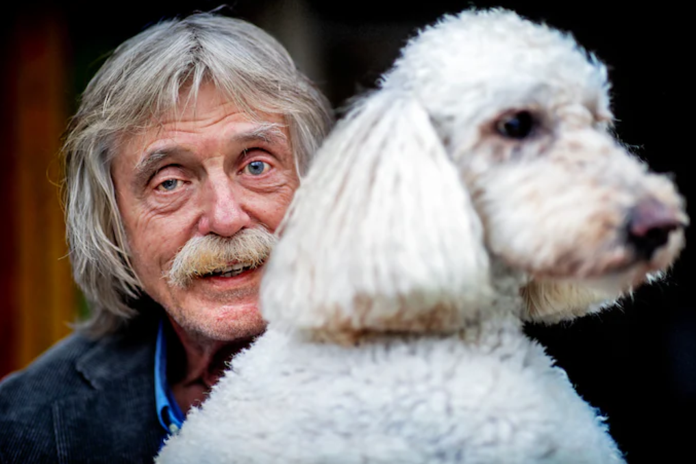 Johan Derksen met zijn hond op de foto