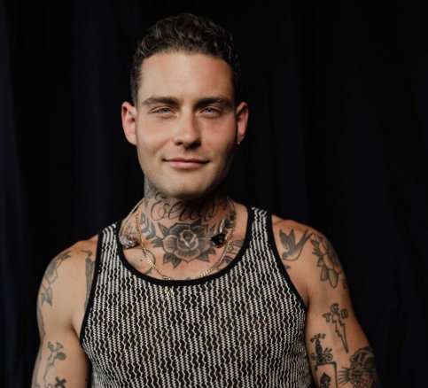 Zanger Douwe Bob halsoverkop met gezin het land uit – doodsbedreigingen na afzegging optreden lopen uit de hand