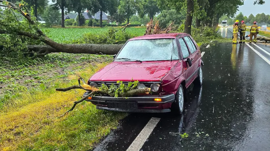 Dak stort in, chaos op de wegen – Deze buien trokken een spoor van vernieling