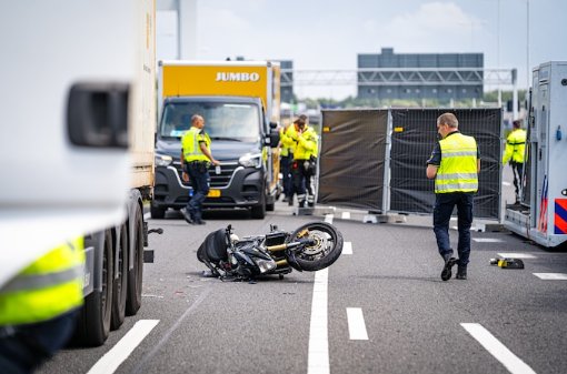 Motorrijder dood na frontale botsing – vrachtwagenchauffeur in boeien geslagen op A15