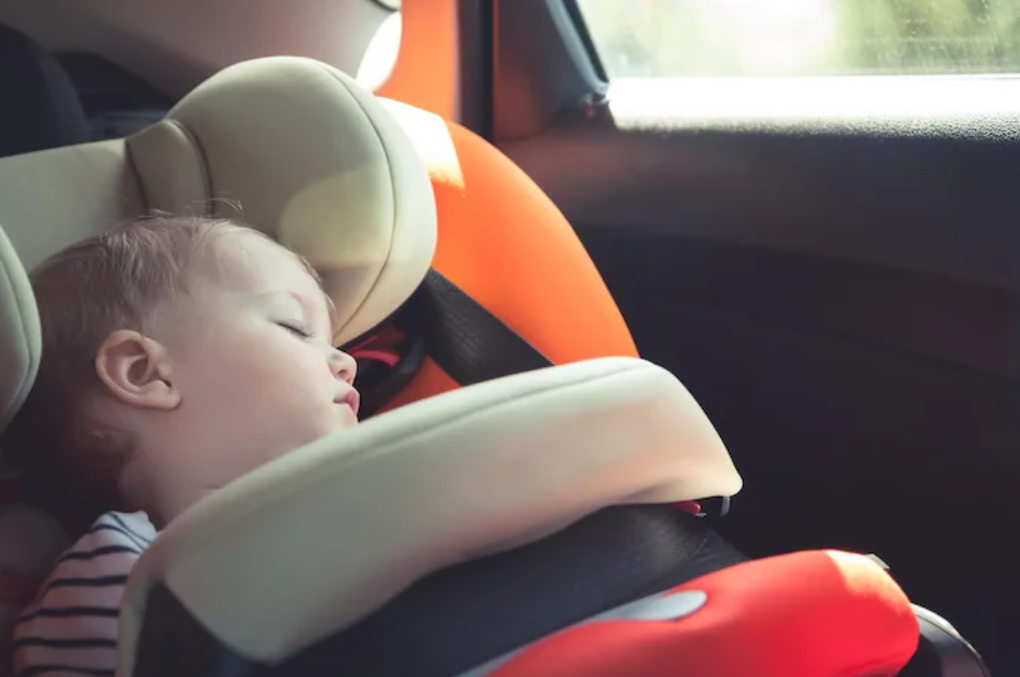 Baby slaapt in de auto