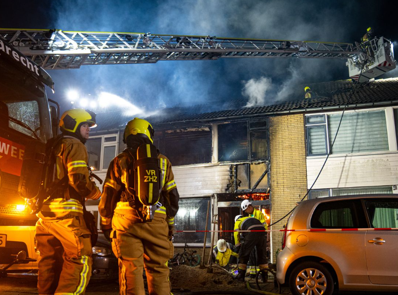 Brandweer blust een huis