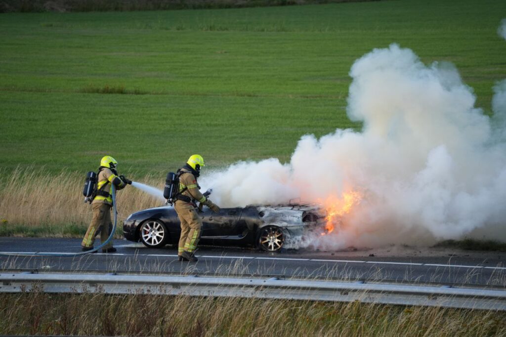 Vlammenzee op de A50: cabriolet verandert in een rijdende vuurbal