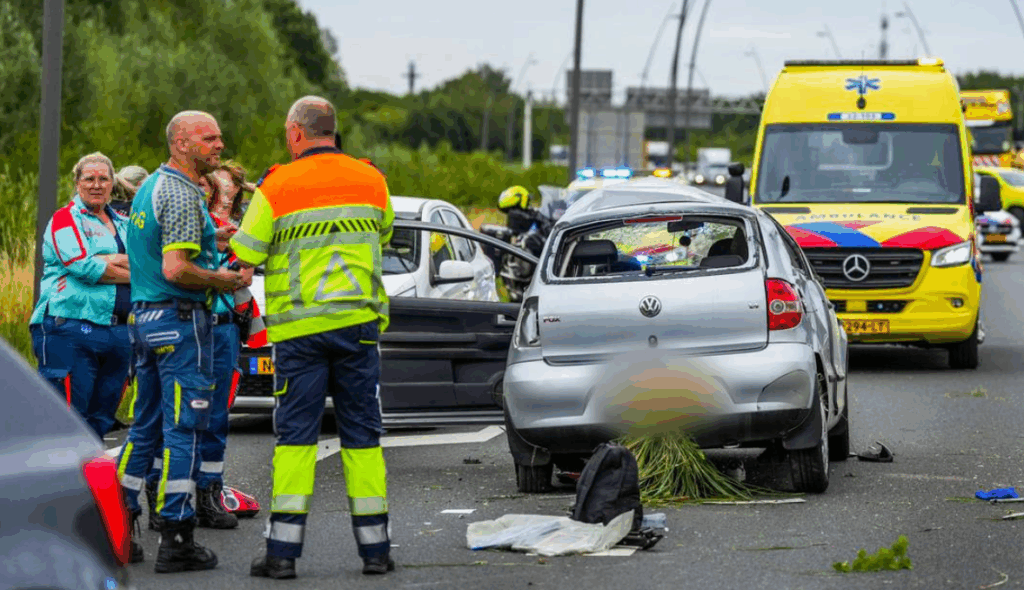 Hulpdiensten op de snelweg bij een ongeluk