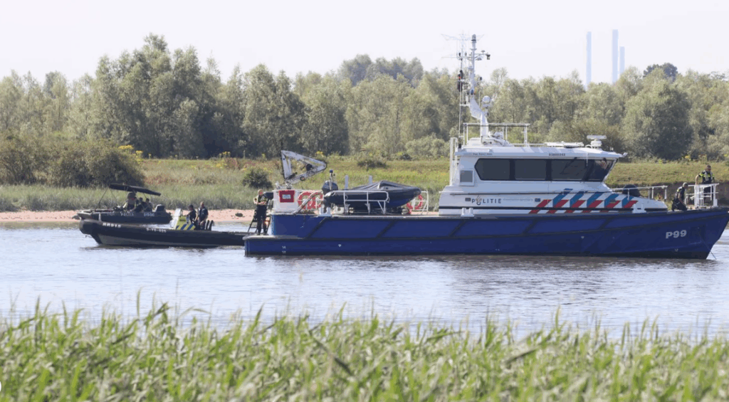 Politieboot doet onderzoek