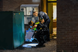 Politie doet een onderzoek bij een flatgebouw