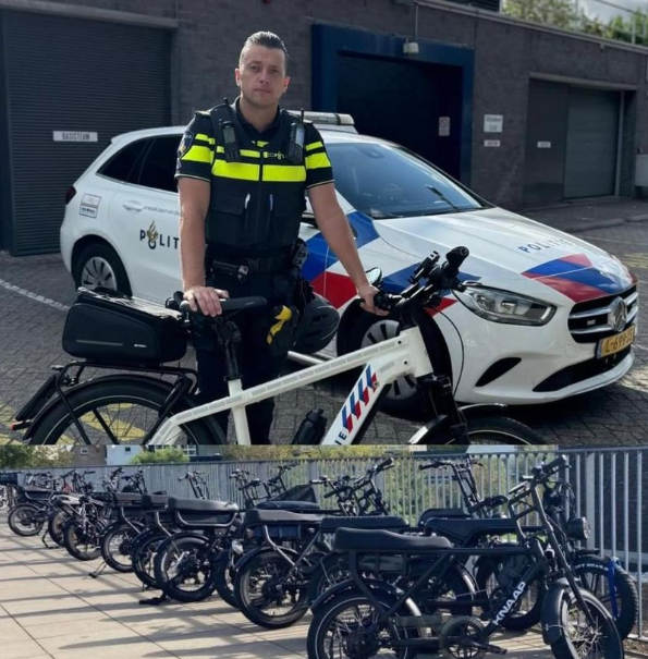 Politieman met een fiets