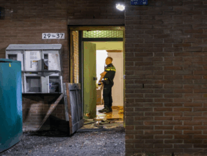 politie doet onderzoek in een portiek