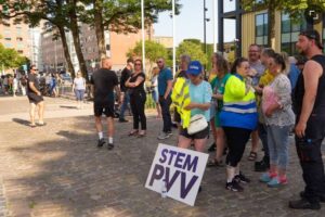 Protest mensen met pvv bordjes